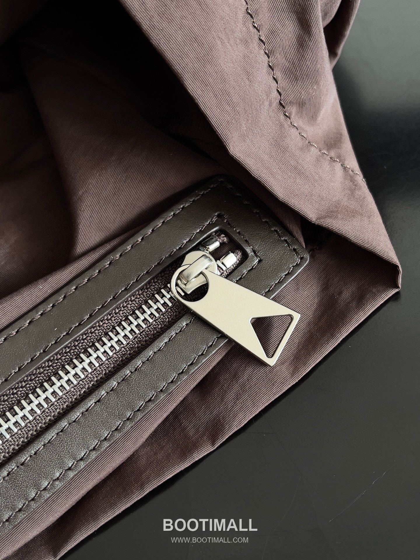 Bottega Veneta Intrecciato Calfskin Leather Black Double Buckle Flap Backpack 보테가베네타 인트레치아토 카프스킨 레더 블랙 더블 버클 플랩 백팩 20192180 38cm 6