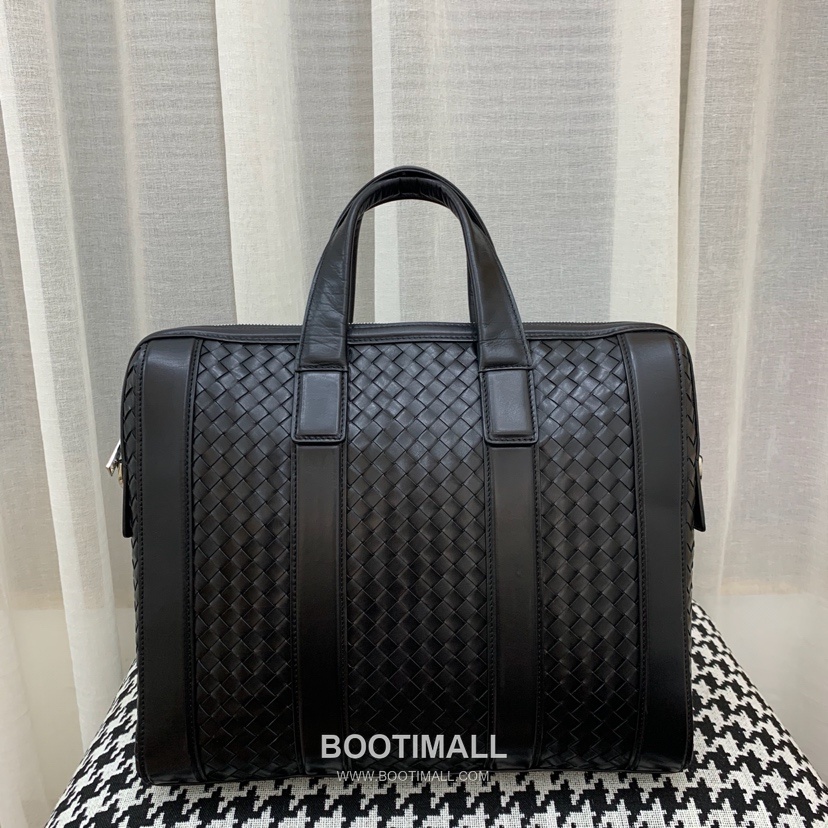 Bottega Veneta Calfskin Leather Black Silver Hardware Shoulder Bag 보테가베네타 카프스킨 레더 블랙 실버 하드웨어 숄더백 20191900 36.5cm 1