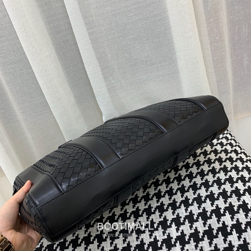 Bottega Veneta Calfskin Leather Black Silver Hardware Shoulder Bag 보테가베네타 카프스킨 레더 블랙 실버 하드웨어 숄더백 20191900 36.5cm 2