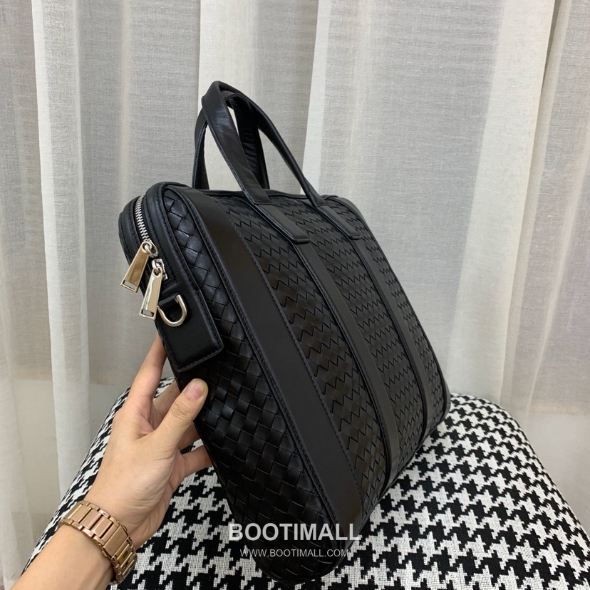 Bottega Veneta Calfskin Leather Black Silver Hardware Shoulder Bag 보테가베네타 카프스킨 레더 블랙 실버 하드웨어 숄더백 20191900 36.5cm 3