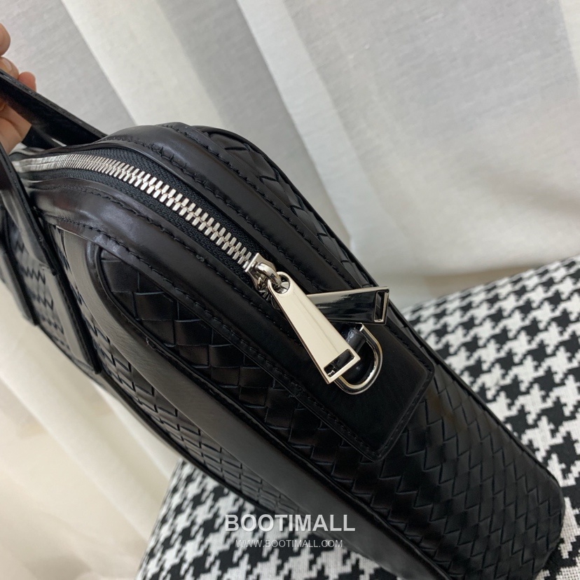 Bottega Veneta Calfskin Leather Black Silver Hardware Shoulder Bag 보테가베네타 카프스킨 레더 블랙 실버 하드웨어 숄더백 20191900 36.5cm 4