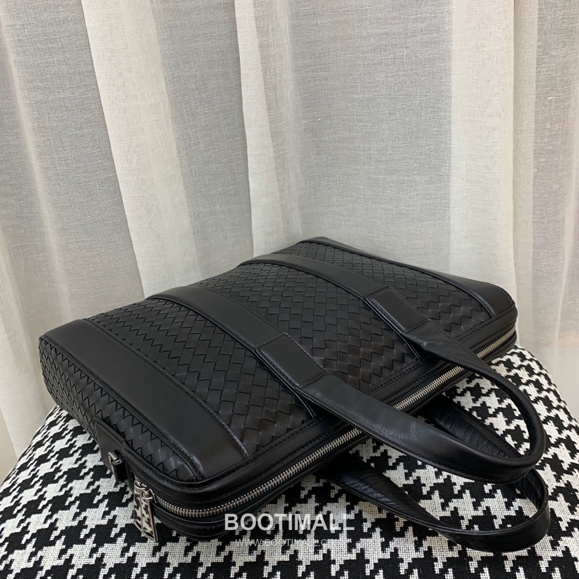 Bottega Veneta Calfskin Leather Black Silver Hardware Shoulder Bag 보테가베네타 카프스킨 레더 블랙 실버 하드웨어 숄더백 20191900 36.5cm 5