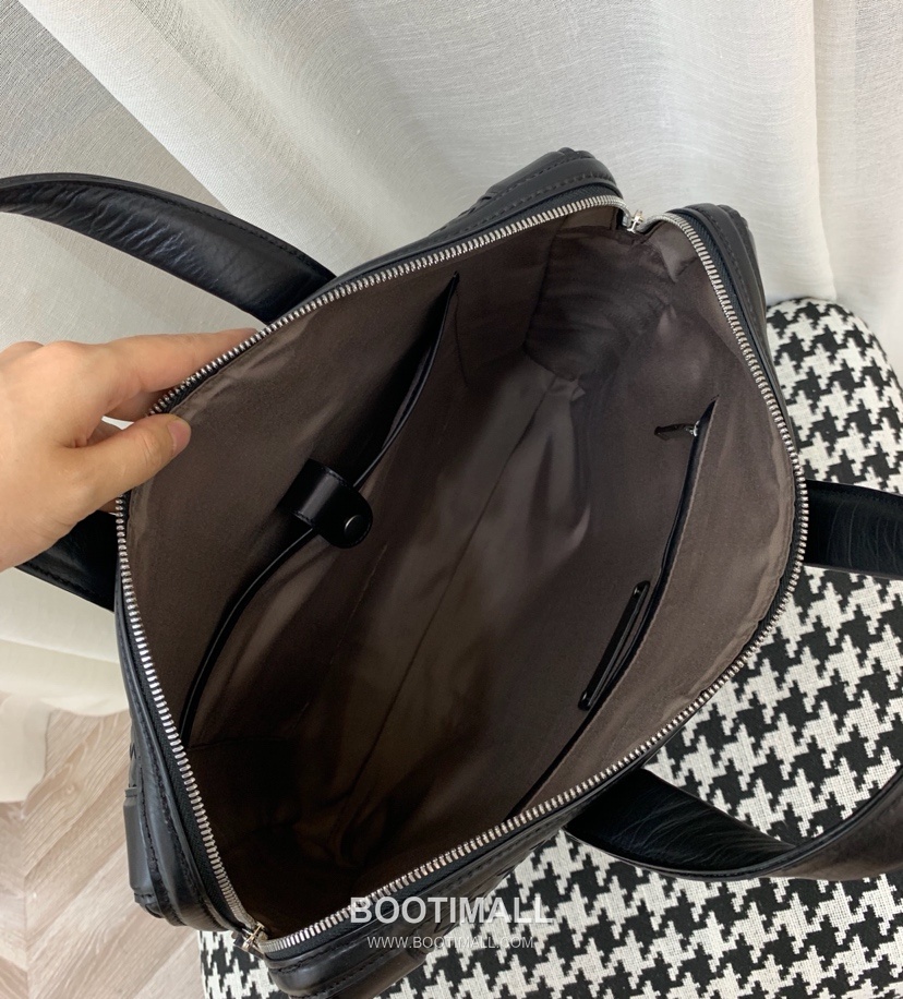 Bottega Veneta Calfskin Leather Black Silver Hardware Shoulder Bag 보테가베네타 카프스킨 레더 블랙 실버 하드웨어 숄더백 20191900 36.5cm 6