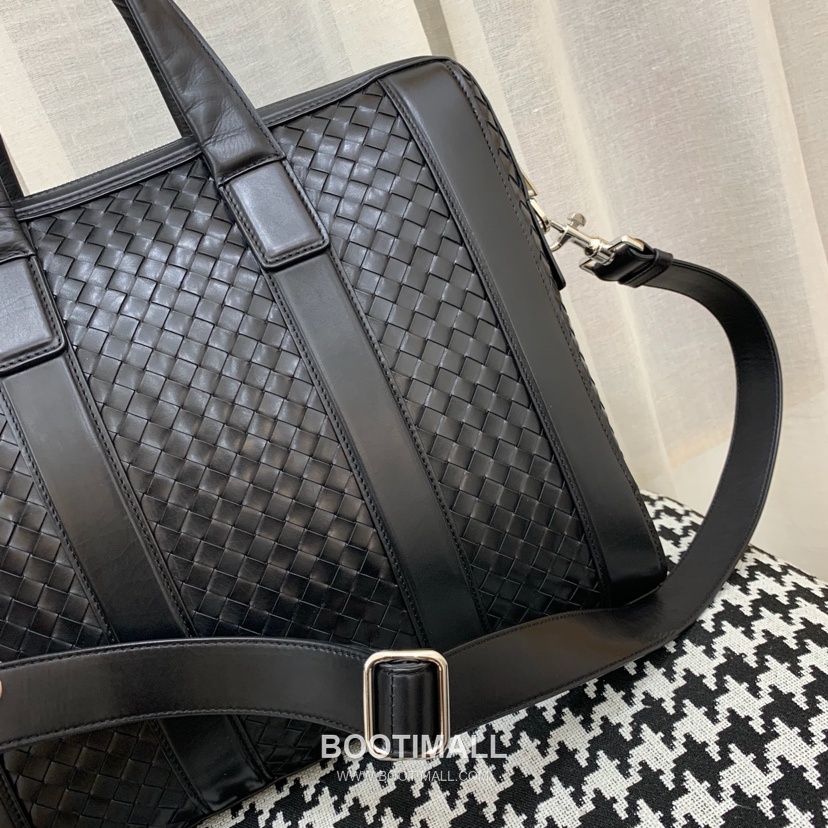 Bottega Veneta Calfskin Leather Black Silver Hardware Shoulder Bag 보테가베네타 카프스킨 레더 블랙 실버 하드웨어 숄더백 20191900 36.5cm 7