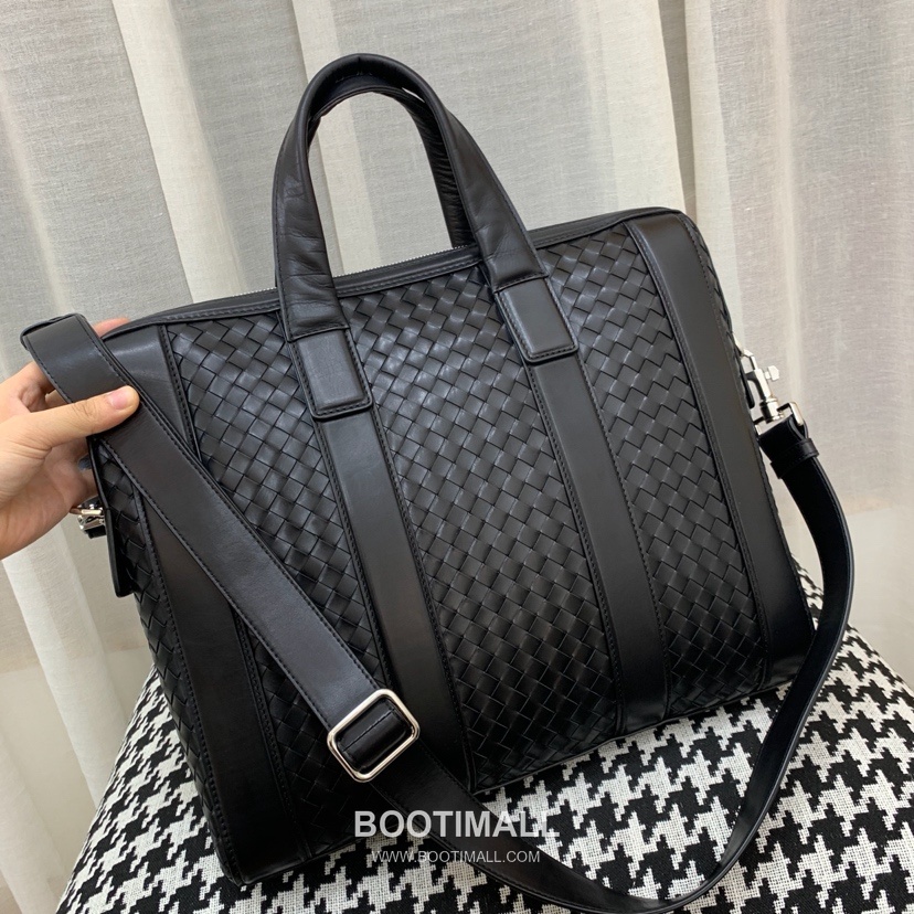 Bottega Veneta Calfskin Leather Black Silver Hardware Shoulder Bag 보테가베네타 카프스킨 레더 블랙 실버 하드웨어 숄더백 20191900 36.5cm 9