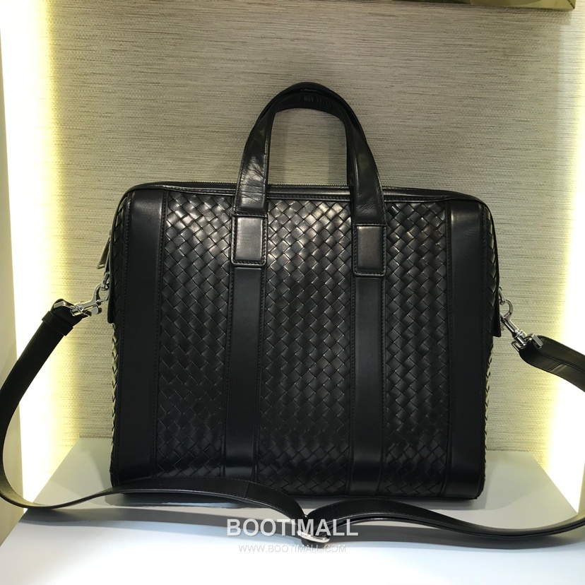 Bottega Veneta Calfskin Leather Black Silver Hardware Shoulder Bag 보테가베네타 카프스킨 레더 블랙 실버 하드웨어 숄더백 20191900 36.5cm 10