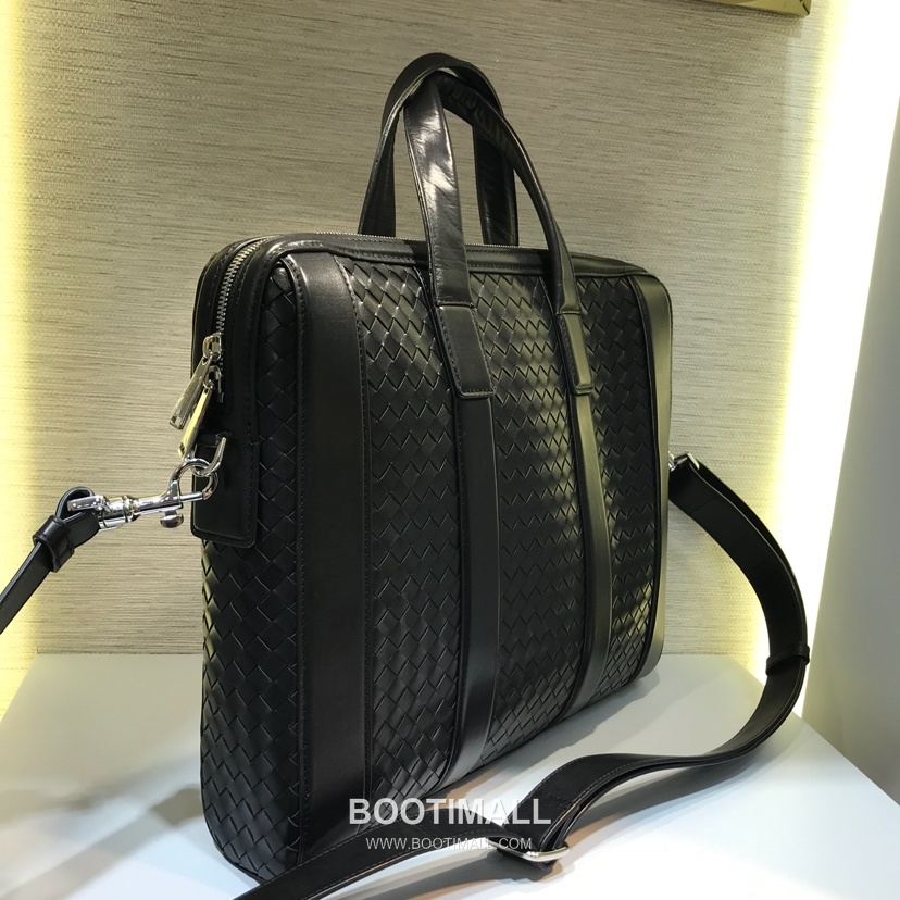 Bottega Veneta Calfskin Leather Black Silver Hardware Shoulder Bag 보테가베네타 카프스킨 레더 블랙 실버 하드웨어 숄더백 20191900 36.5cm 11