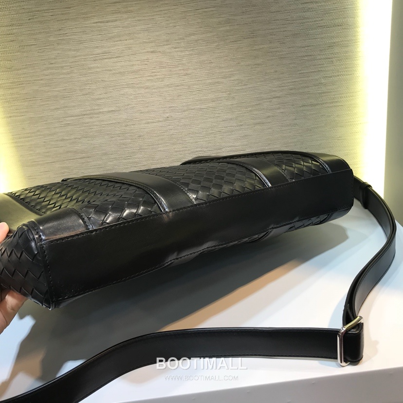 Bottega Veneta Calfskin Leather Black Silver Hardware Shoulder Bag 보테가베네타 카프스킨 레더 블랙 실버 하드웨어 숄더백 20191900 36.5cm 12