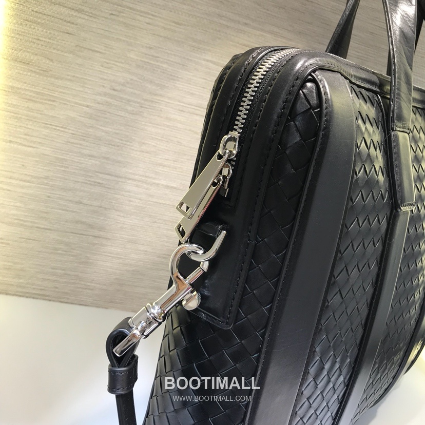 Bottega Veneta Calfskin Leather Black Silver Hardware Shoulder Bag 보테가베네타 카프스킨 레더 블랙 실버 하드웨어 숄더백 20191900 36.5cm 13