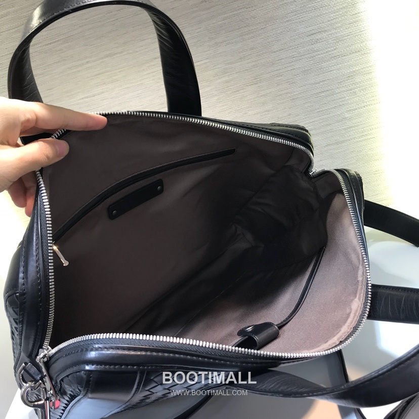Bottega Veneta Calfskin Leather Black Silver Hardware Shoulder Bag 보테가베네타 카프스킨 레더 블랙 실버 하드웨어 숄더백 20191900 36.5cm 14