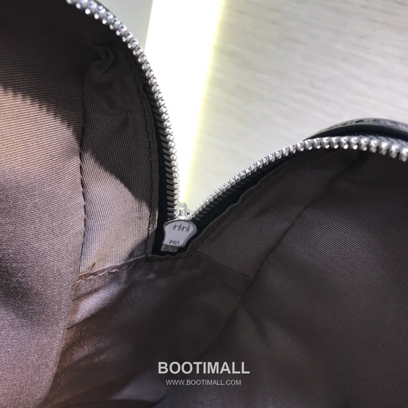 Bottega Veneta Calfskin Leather Black Silver Hardware Shoulder Bag 보테가베네타 카프스킨 레더 블랙 실버 하드웨어 숄더백 20191900 36.5cm 15