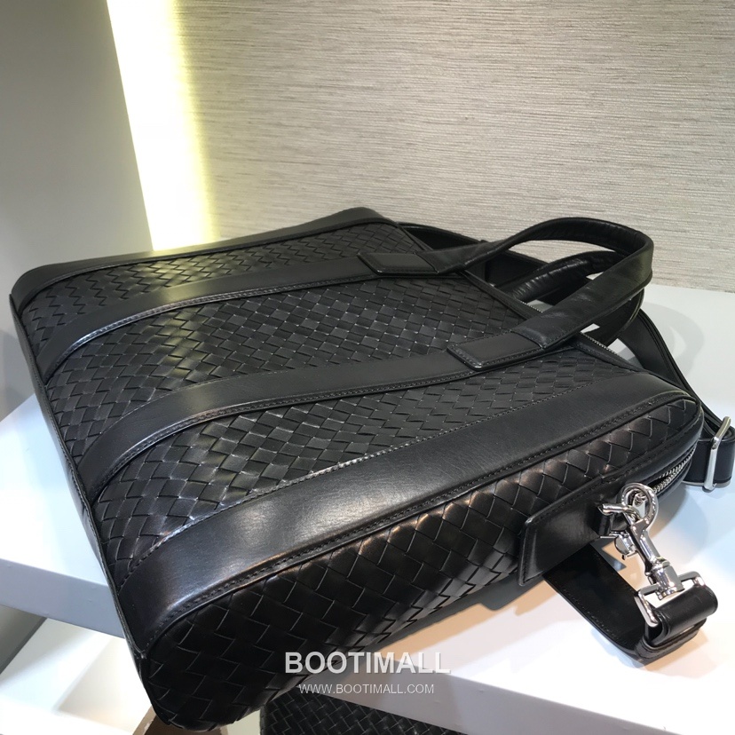 Bottega Veneta Calfskin Leather Black Silver Hardware Shoulder Bag 보테가베네타 카프스킨 레더 블랙 실버 하드웨어 숄더백 20191900 36.5cm 16