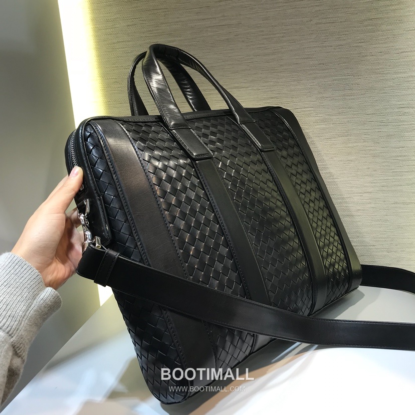 Bottega Veneta Calfskin Leather Black Silver Hardware Shoulder Bag 보테가베네타 카프스킨 레더 블랙 실버 하드웨어 숄더백 20191900 36.5cm 17
