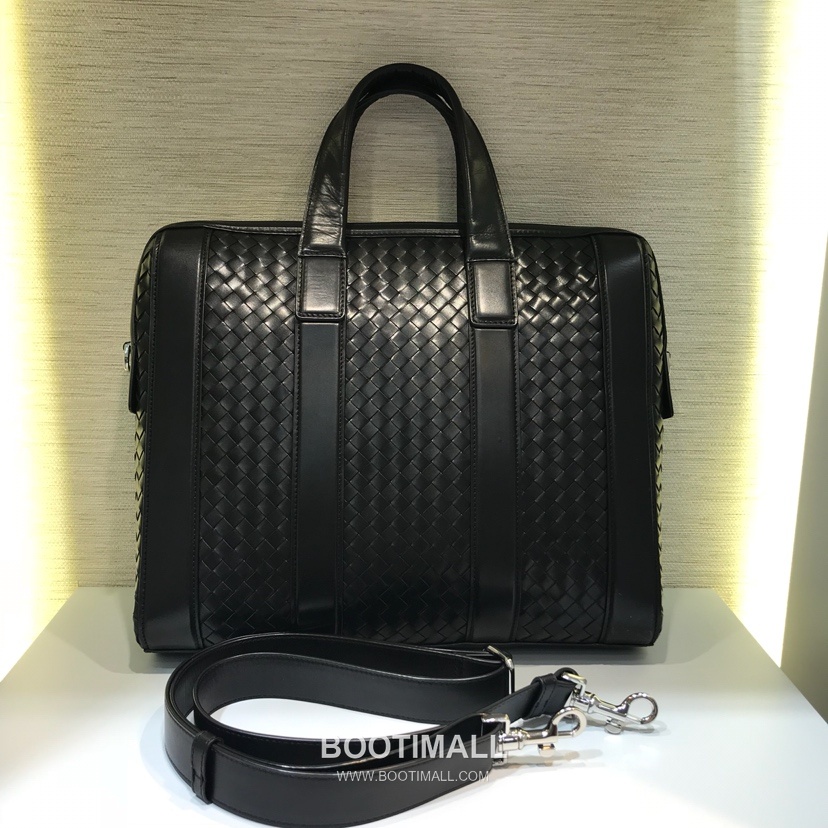 Bottega Veneta Calfskin Leather Black Silver Hardware Shoulder Bag 보테가베네타 카프스킨 레더 블랙 실버 하드웨어 숄더백 20191900 36.5cm 18
