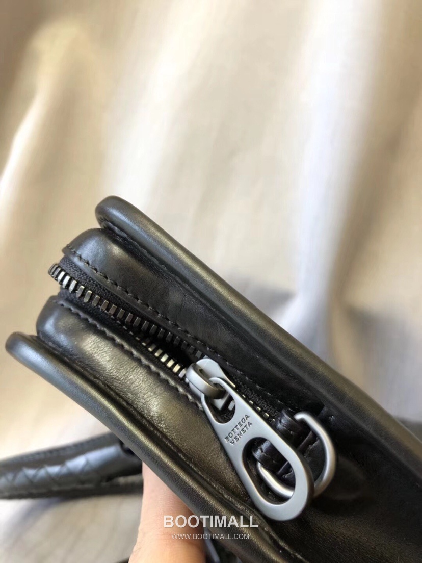 Bottega Veneta Calfskin Leather Black Top Handle Crossbody Briefcase Bag 보테가베네타 카프스킨 레더 블랙 탑핸들 크로스바디 브리프케이스백 20192000 40cm 9