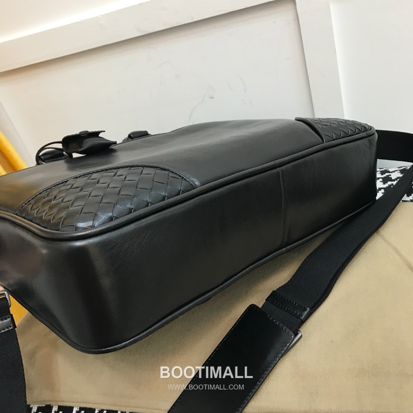 Bottega Veneta Intrecciato Calfskin Leather Black Top Handle Crossbody Briefcase Bag 보테가베네타 인트레치아토 카프스킨 레더 블랙 탑핸들 크로스바디 브리프케이스백 20191800 38cm 4