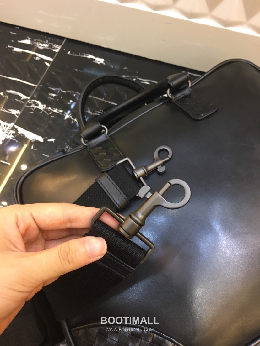 Bottega Veneta Intrecciato Calfskin Leather Black Top Handle Crossbody Briefcase Bag 보테가베네타 인트레치아토 카프스킨 레더 블랙 탑핸들 크로스바디 브리프케이스백 20191800 38cm 14