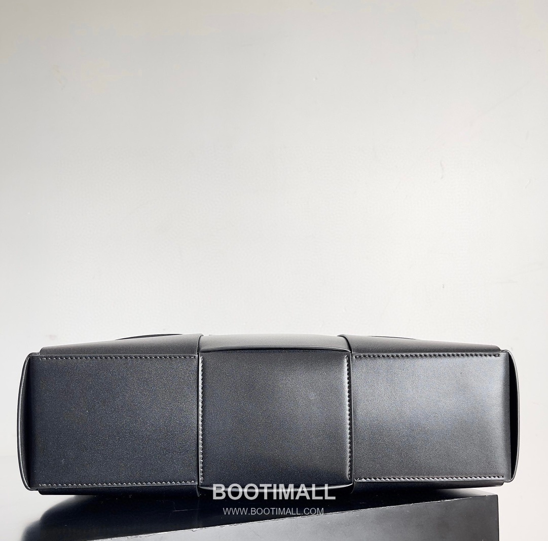 Bottega Veneta Intrecciato Calfskin Leather Black Top Handle Crossbody Briefcase Bag 보테가베네타 인트레치아토 카프스킨 레더 블랙 탑핸들 크로스바디 브리프케이스백 20191800 36cm 4