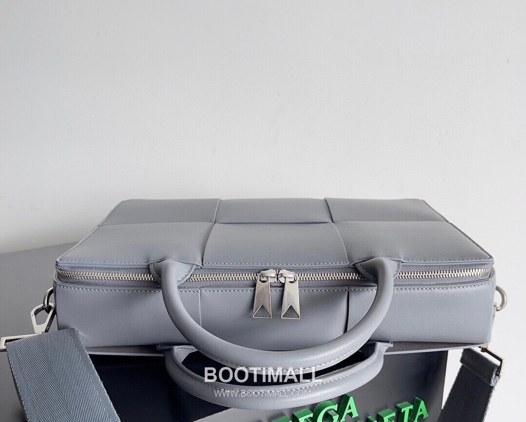 Bottega Veneta Intrecciato Calfskin Leather Black Top Handle Crossbody Briefcase Bag 보테가베네타 인트레치아토 카프스킨 레더 블랙 탑핸들 크로스바디 브리프케이스백 20191800 36cm 4