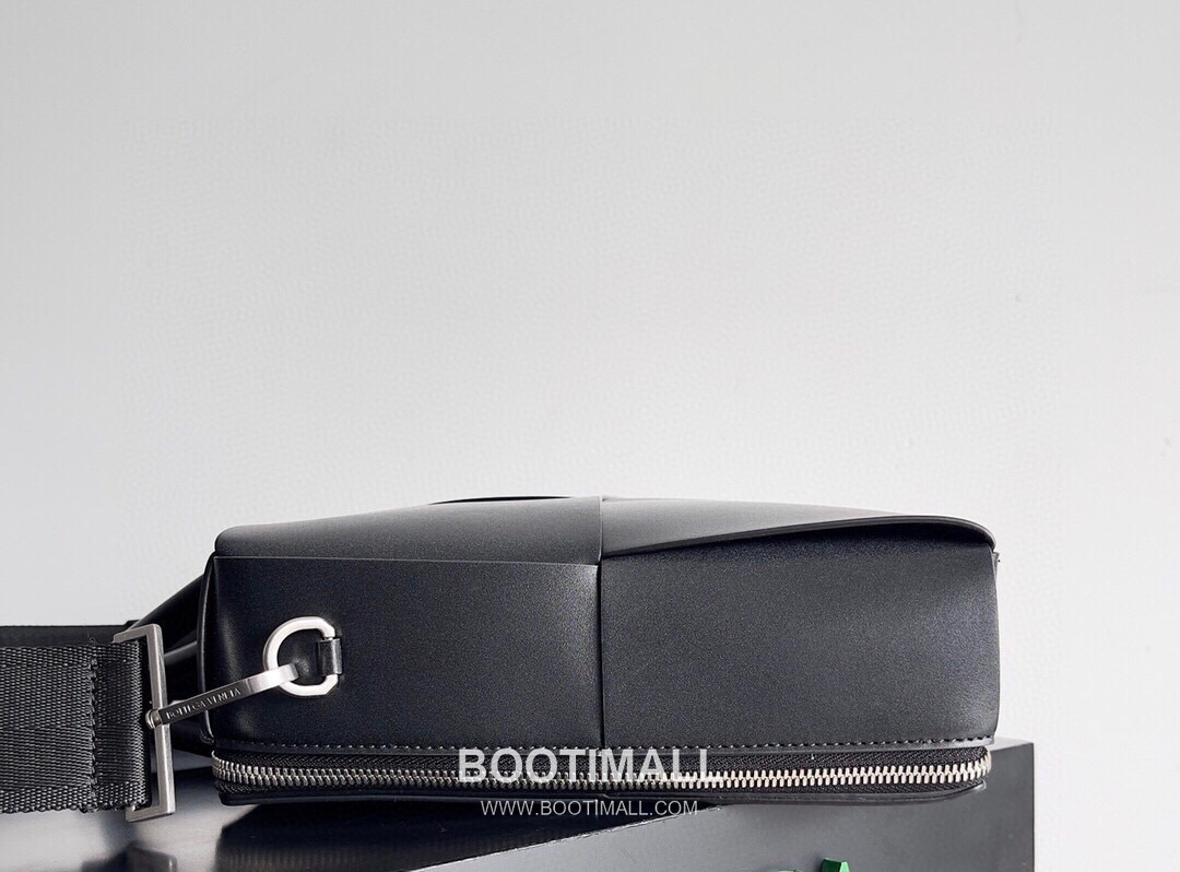 Bottega Veneta Intrecciato Calfskin Leather Black Top Handle Crossbody Briefcase Bag 보테가베네타 인트레치아토 카프스킨 레더 블랙 탑핸들 크로스바디 브리프케이스백 20191800 36cm 2