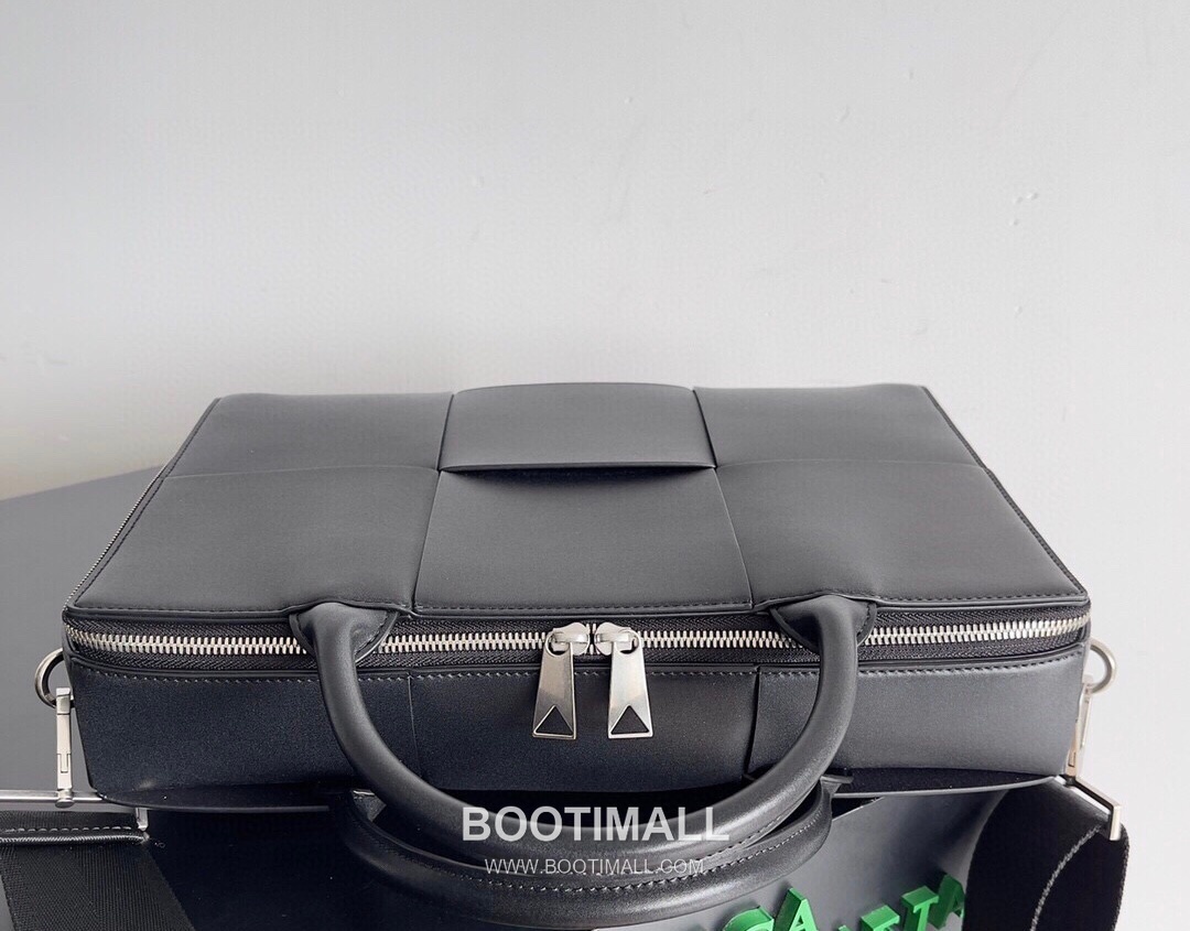 Bottega Veneta Intrecciato Calfskin Leather Black Top Handle Crossbody Briefcase Bag 보테가베네타 인트레치아토 카프스킨 레더 블랙 탑핸들 크로스바디 브리프케이스백 20191800 36cm 5