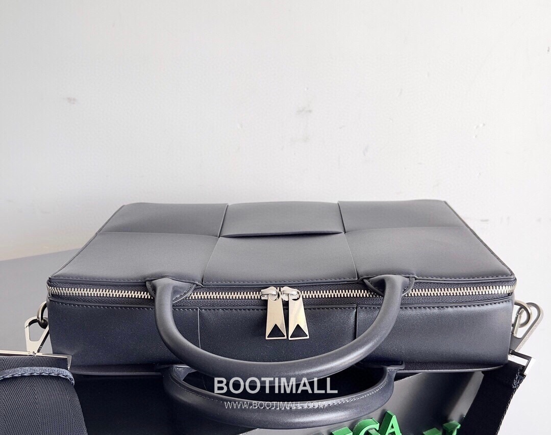 Bottega Veneta Intrecciato Calfskin Leather Black Top Handle Crossbody Briefcase Bag 보테가베네타 인트레치아토 카프스킨 레더 블랙 탑핸들 크로스바디 브리프케이스백 20191800 36cm 4