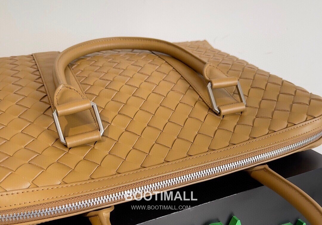 Bottega Veneta Intrecciato Calfskin Leather Black Top Handle Crossbody Briefcase Bag 보테가베네타 인트레치아토 카프스킨 레더 블랙 탑핸들 크로스바디 브리프케이스백 20191800 39cm 4