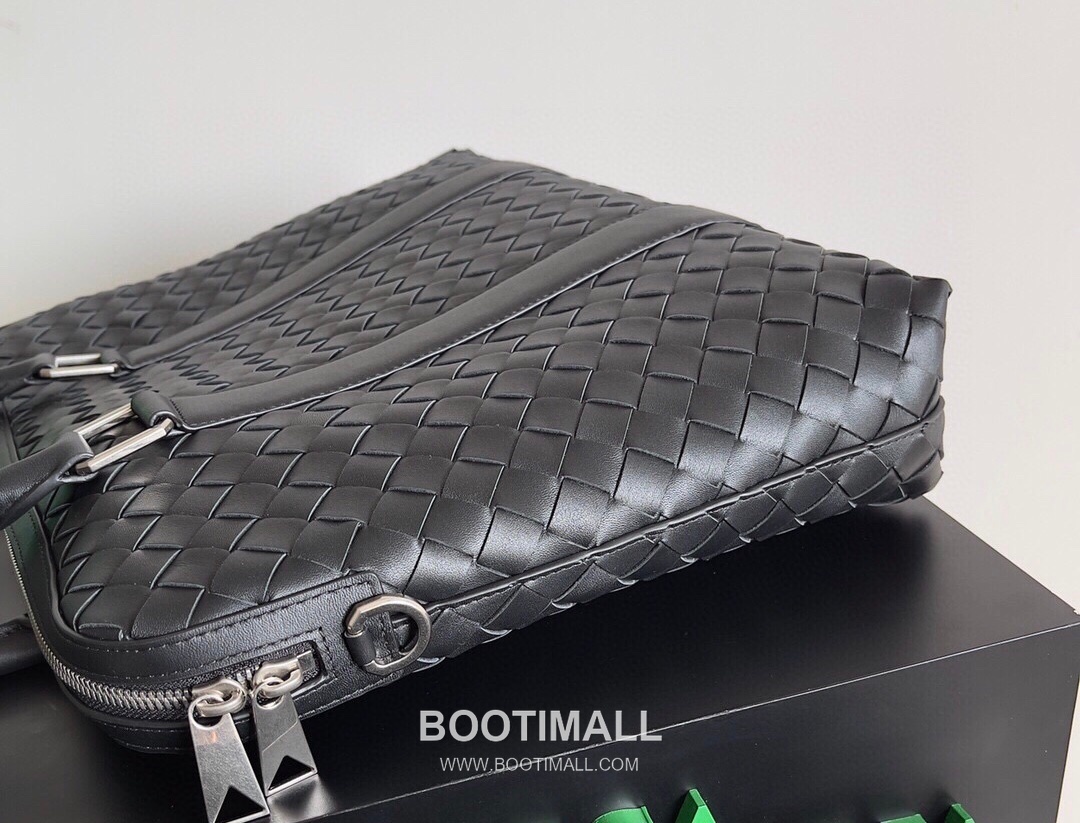 Bottega Veneta Intrecciato Calfskin Leather Black Top Handle Crossbody Briefcase Bag 보테가베네타 인트레치아토 카프스킨 레더 블랙 탑핸들 크로스바디 브리프케이스백 20191800 39cm 2
