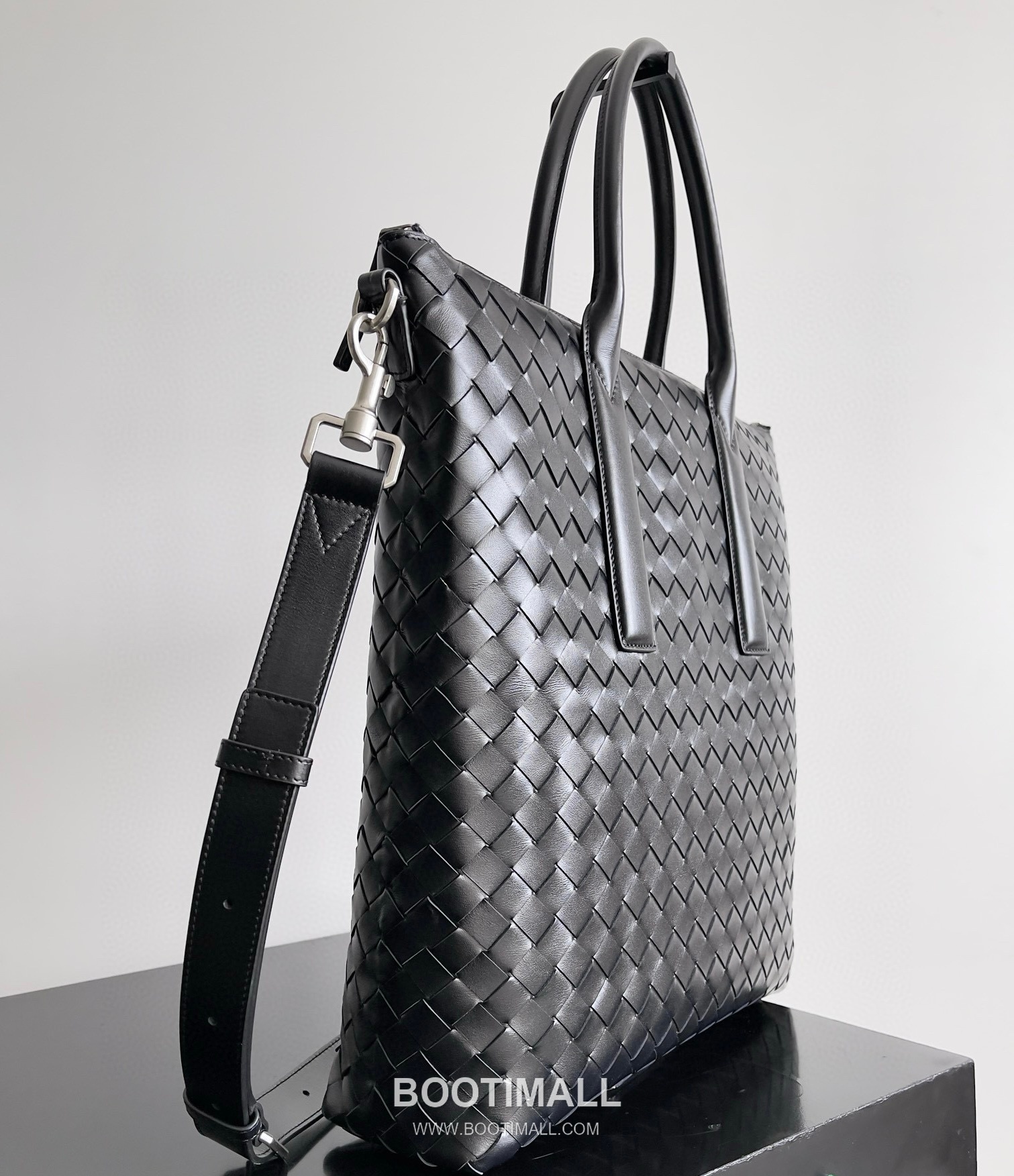Bottega Veneta Intrecciato Calfskin Leather Black Top Handle Crossbody Tote Bag 보테가베네타 인트레치아토 카프스킨 레더 블랙 탑핸들 크로스바디 토트백 20191780 39cm 6
