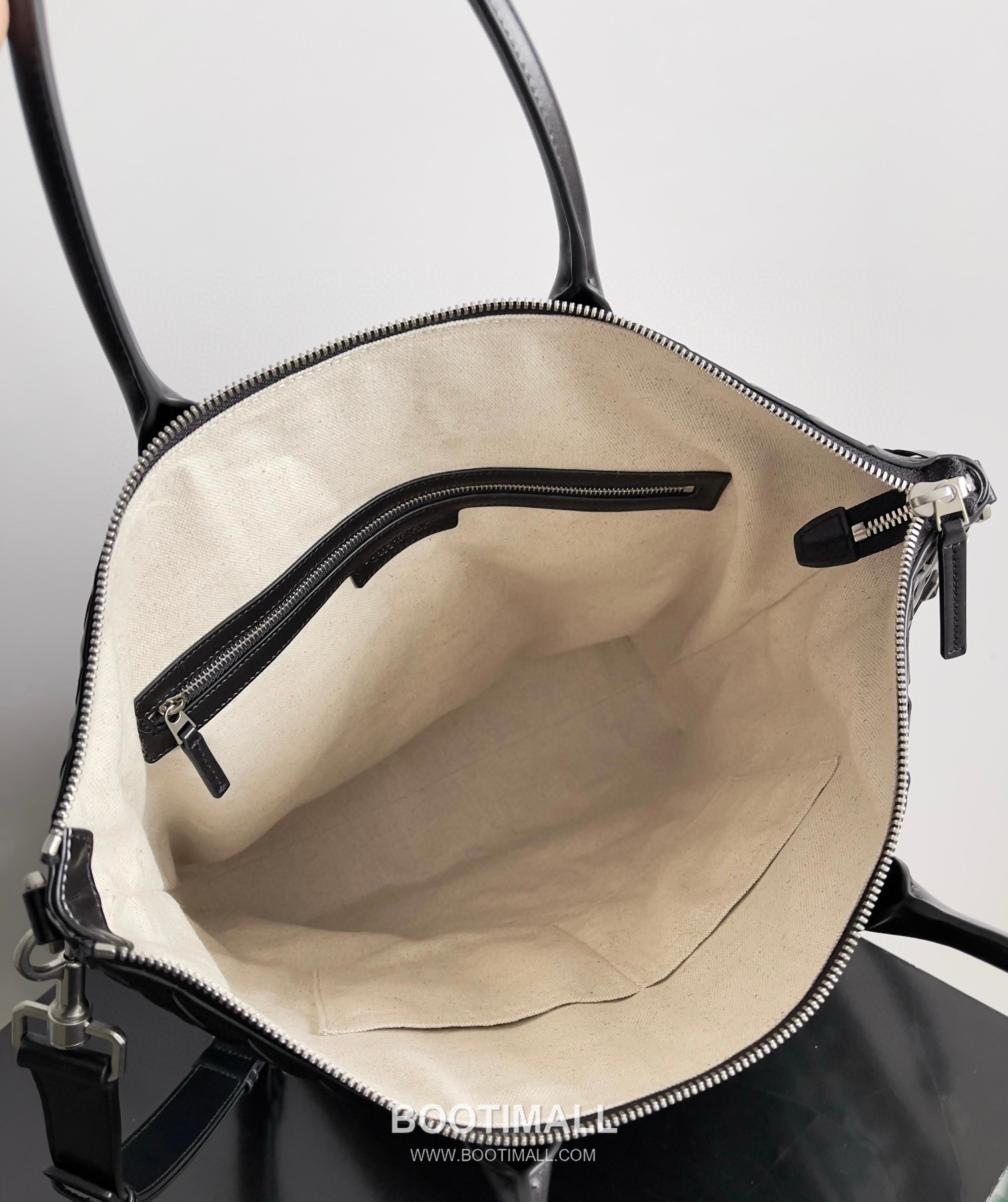 Bottega Veneta Intrecciato Calfskin Leather Black Top Handle Crossbody Tote Bag 보테가베네타 인트레치아토 카프스킨 레더 블랙 탑핸들 크로스바디 토트백 20191780 39cm 13