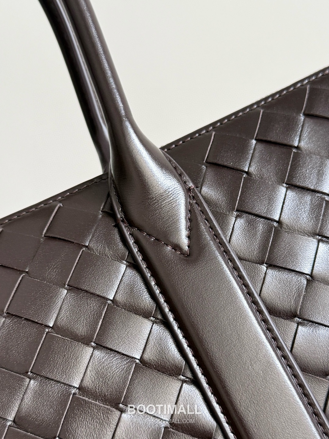 Bottega Veneta Intrecciato Calfskin Leather Black Top Handle Crossbody Tote Bag 보테가베네타 인트레치아토 카프스킨 레더 블랙 탑핸들 크로스바디 토트백 20191780 39cm 9