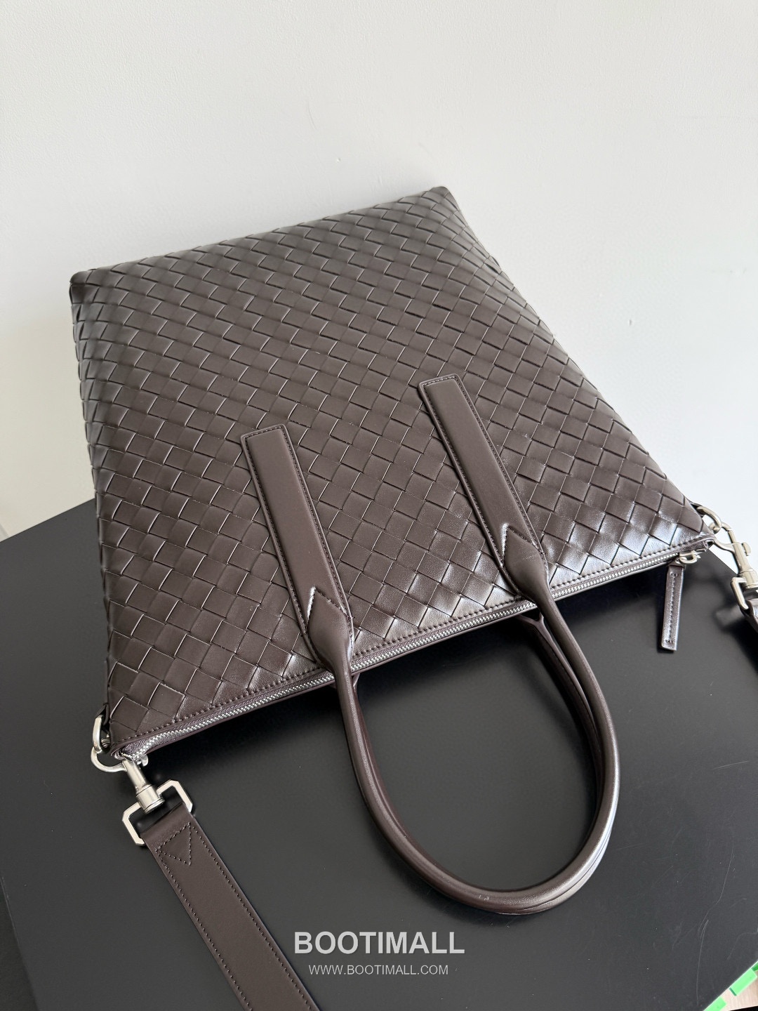 Bottega Veneta Intrecciato Calfskin Leather Black Top Handle Crossbody Tote Bag 보테가베네타 인트레치아토 카프스킨 레더 블랙 탑핸들 크로스바디 토트백 20191780 39cm 13