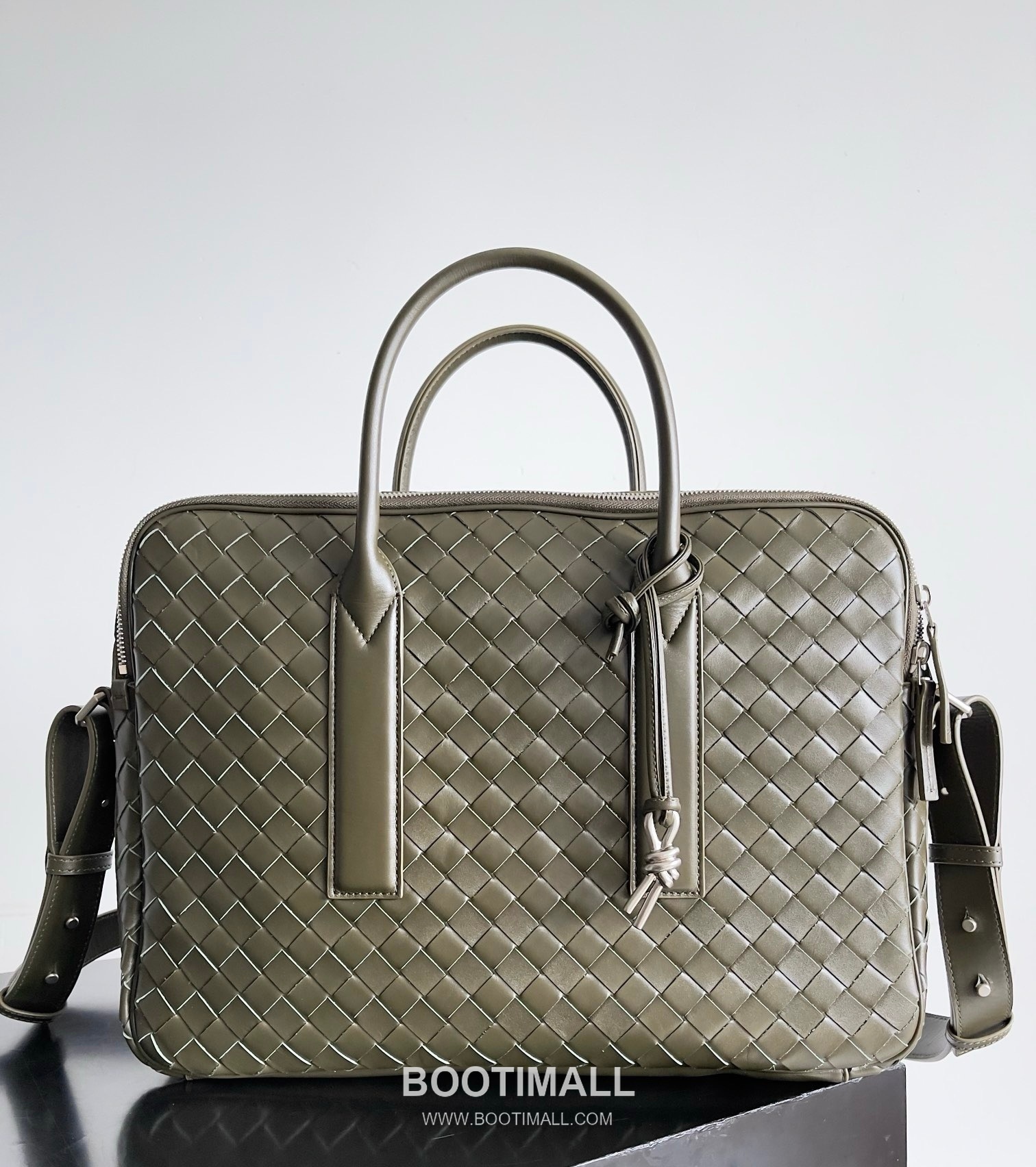 Bottega Veneta GetAway Calfskin Leather Black Dual Compartment Top Handle Crossbody Briefcase Bag 보테가베네타 겟어웨이 카프스킨 레더 블랙 더블 컴파트먼트 탑핸들 크로스바디 브리프케이스백 20191980 39cm 1