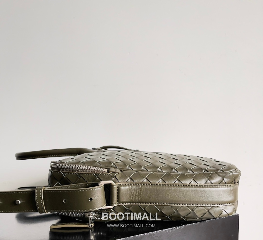 Bottega Veneta GetAway Calfskin Leather Black Dual Compartment Top Handle Crossbody Briefcase Bag 보테가베네타 겟어웨이 카프스킨 레더 블랙 더블 컴파트먼트 탑핸들 크로스바디 브리프케이스백 20191980 39cm 2