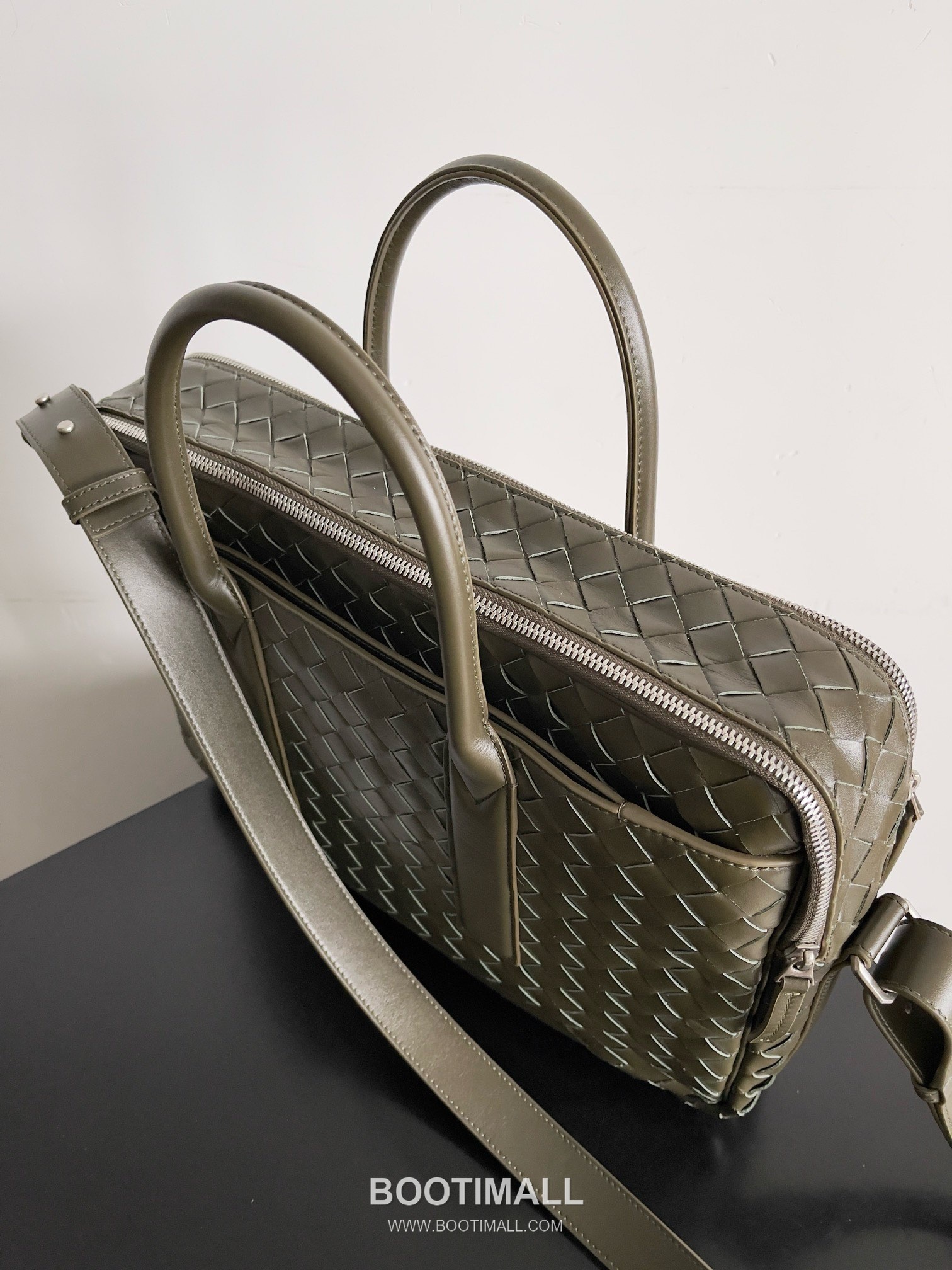 Bottega Veneta GetAway Calfskin Leather Black Dual Compartment Top Handle Crossbody Briefcase Bag 보테가베네타 겟어웨이 카프스킨 레더 블랙 더블 컴파트먼트 탑핸들 크로스바디 브리프케이스백 20191980 39cm 6