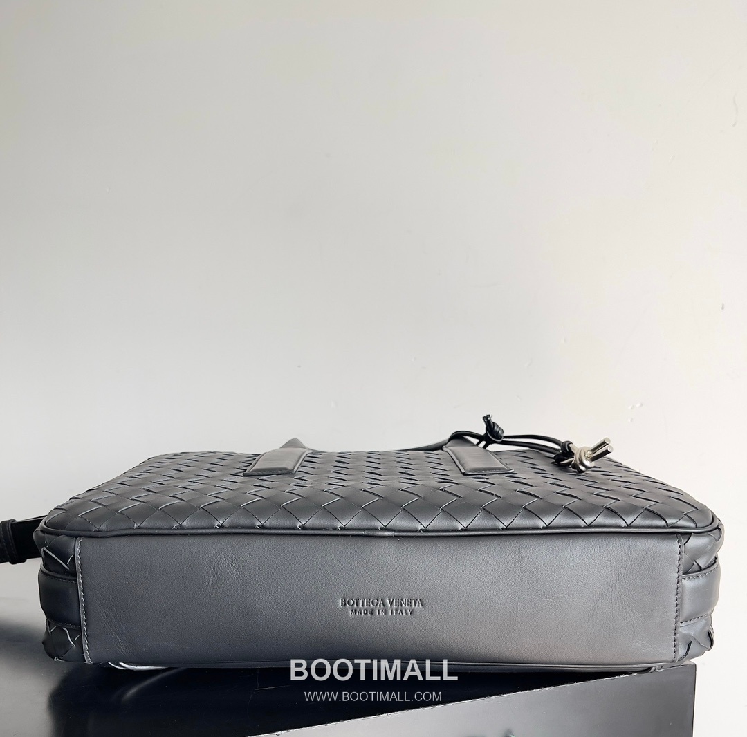 Bottega Veneta GetAway Calfskin Leather Black Dual Compartment Top Handle Crossbody Briefcase Bag 보테가베네타 겟어웨이 카프스킨 레더 블랙 더블 컴파트먼트 탑핸들 크로스바디 브리프케이스백 20191980 39cm 3