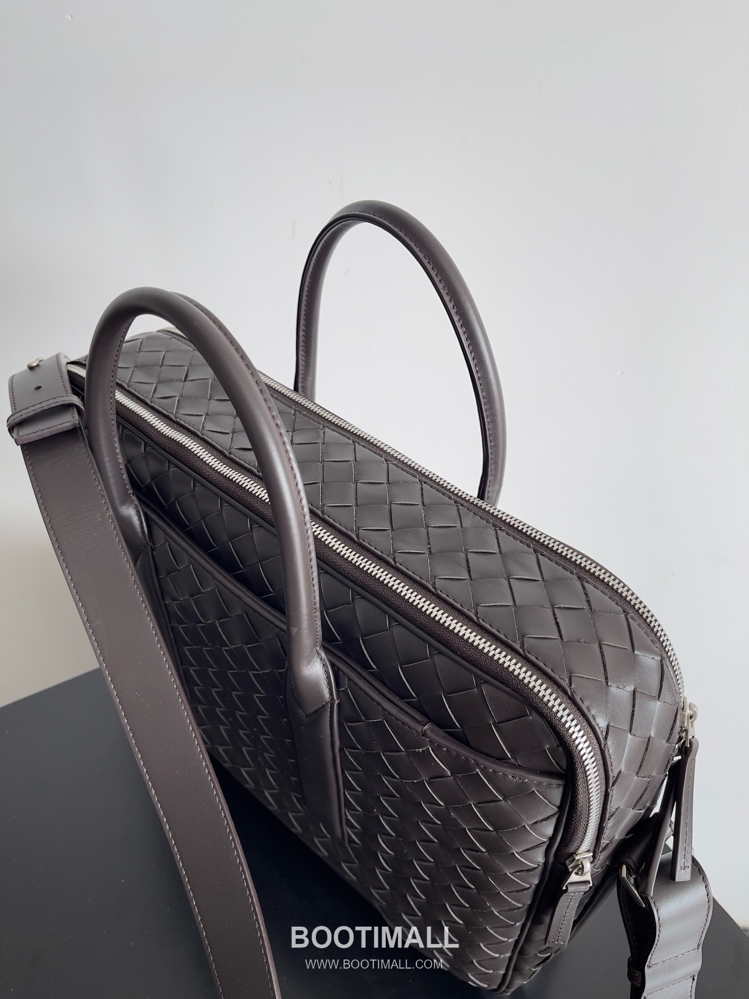 Bottega Veneta GetAway Calfskin Leather Black Dual Compartment Top Handle Crossbody Briefcase Bag 보테가베네타 겟어웨이 카프스킨 레더 블랙 더블 컴파트먼트 탑핸들 크로스바디 브리프케이스백 20191980 39cm 14