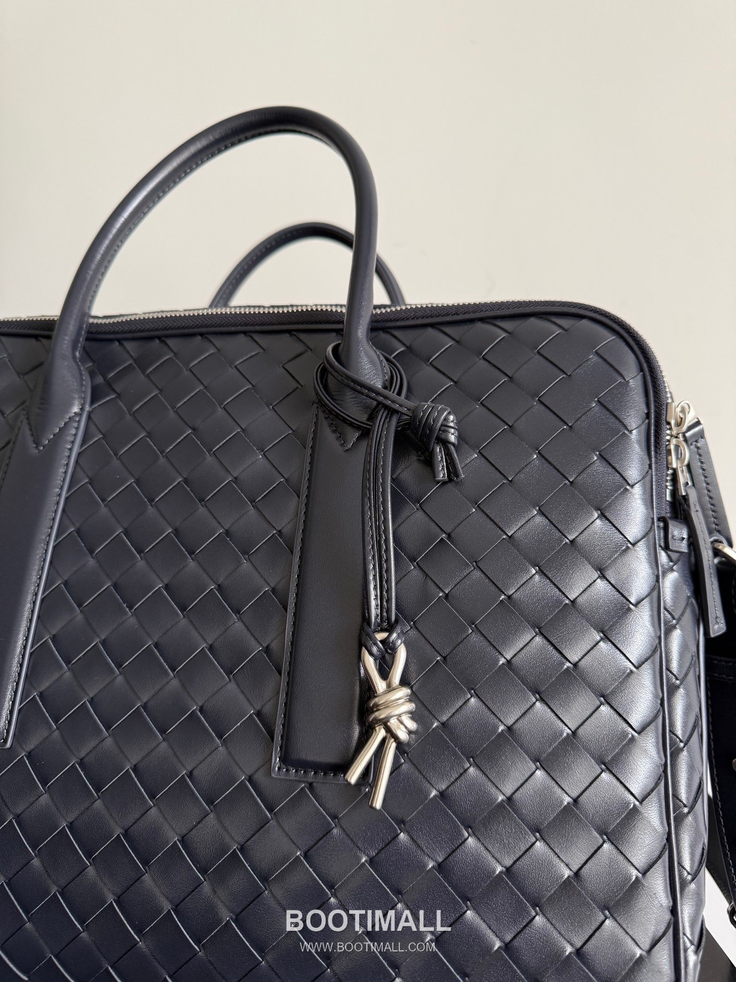 Bottega Veneta GetAway Calfskin Leather Black Dual Compartment Top Handle Crossbody Briefcase Bag 보테가베네타 겟어웨이 카프스킨 레더 블랙 더블 컴파트먼트 탑핸들 크로스바디 브리프케이스백 20191980 39cm 3