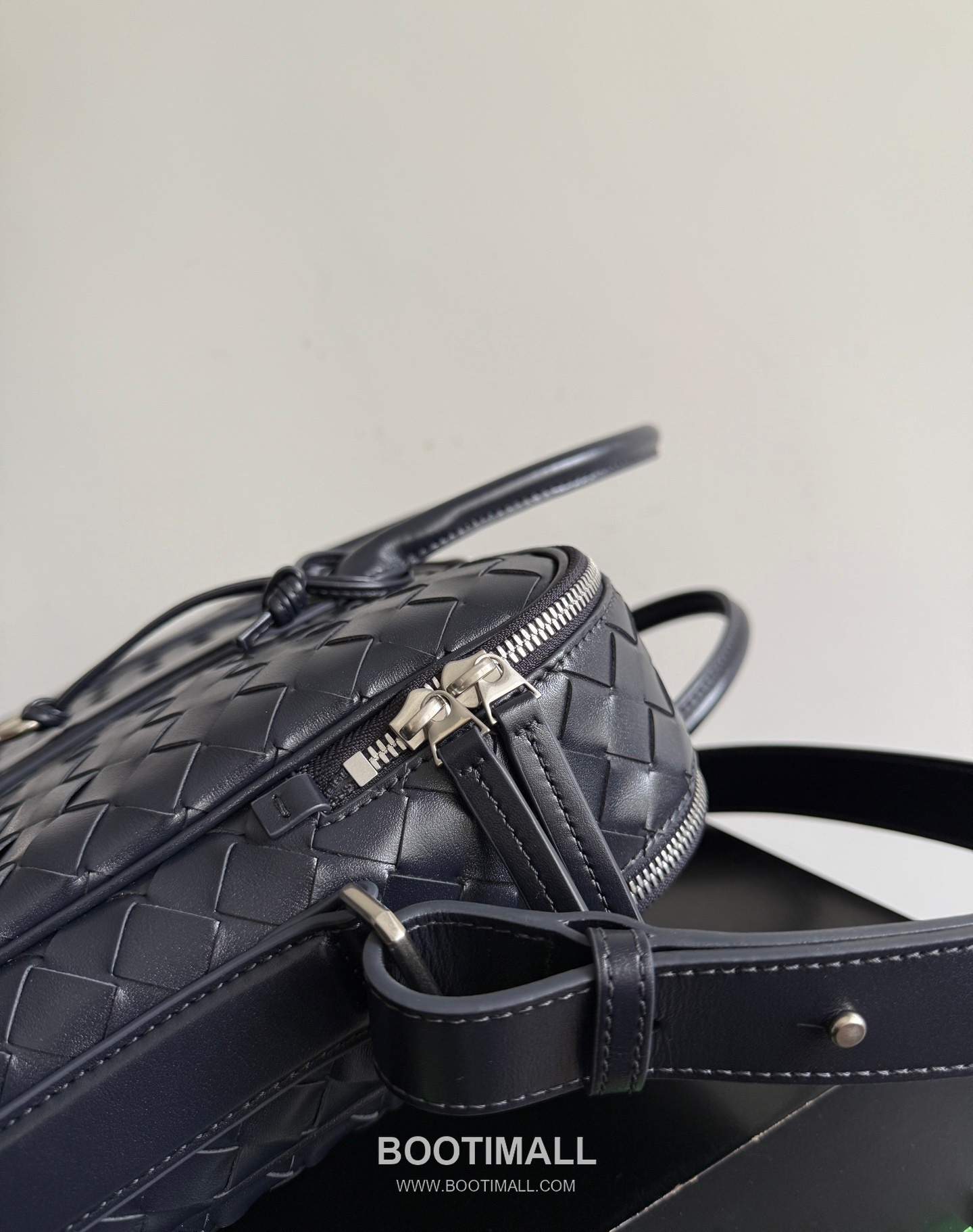 Bottega Veneta GetAway Calfskin Leather Black Dual Compartment Top Handle Crossbody Briefcase Bag 보테가베네타 겟어웨이 카프스킨 레더 블랙 더블 컴파트먼트 탑핸들 크로스바디 브리프케이스백 20191980 39cm 4