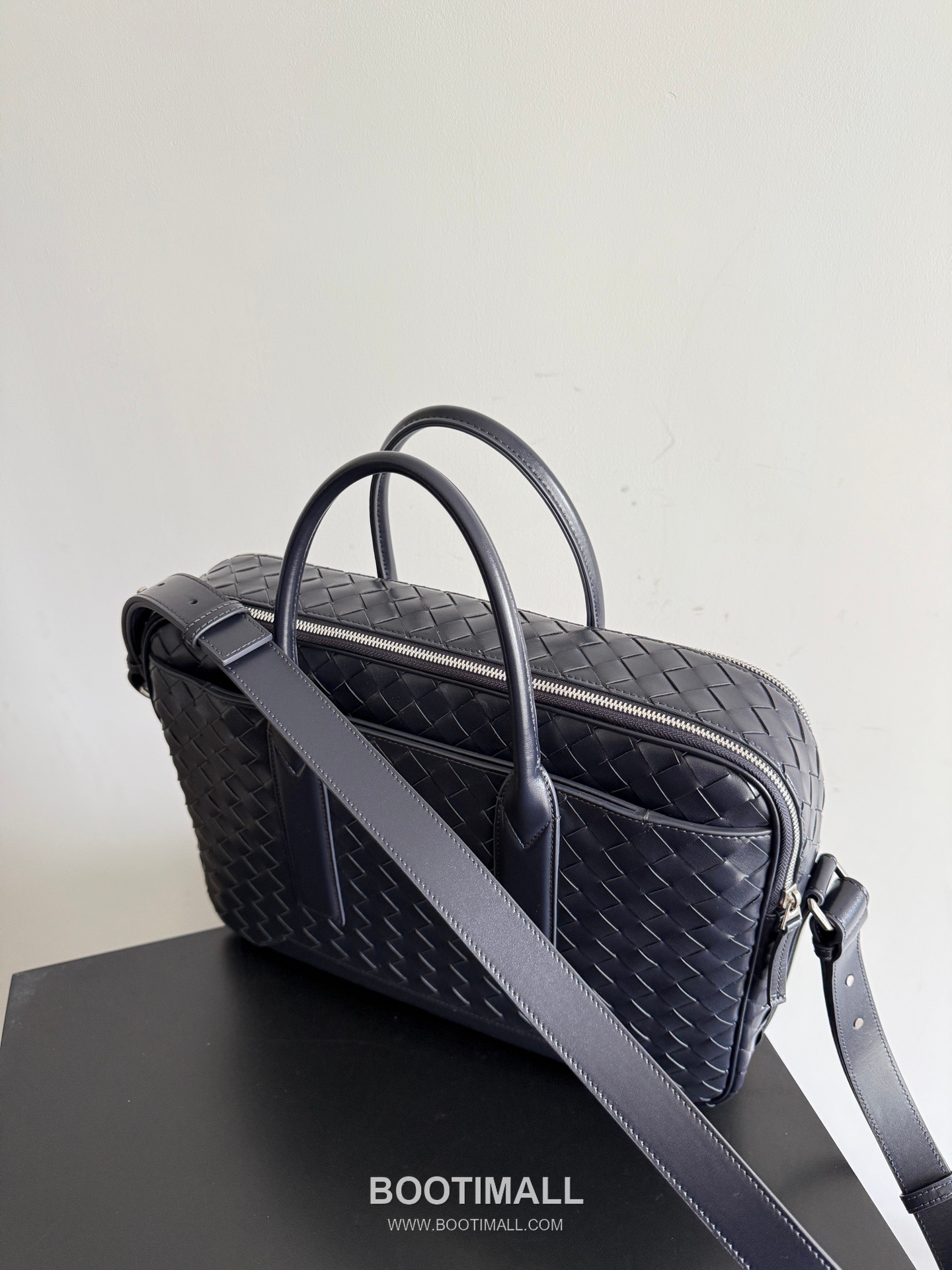 Bottega Veneta GetAway Calfskin Leather Black Dual Compartment Top Handle Crossbody Briefcase Bag 보테가베네타 겟어웨이 카프스킨 레더 블랙 더블 컴파트먼트 탑핸들 크로스바디 브리프케이스백 20191980 39cm 5