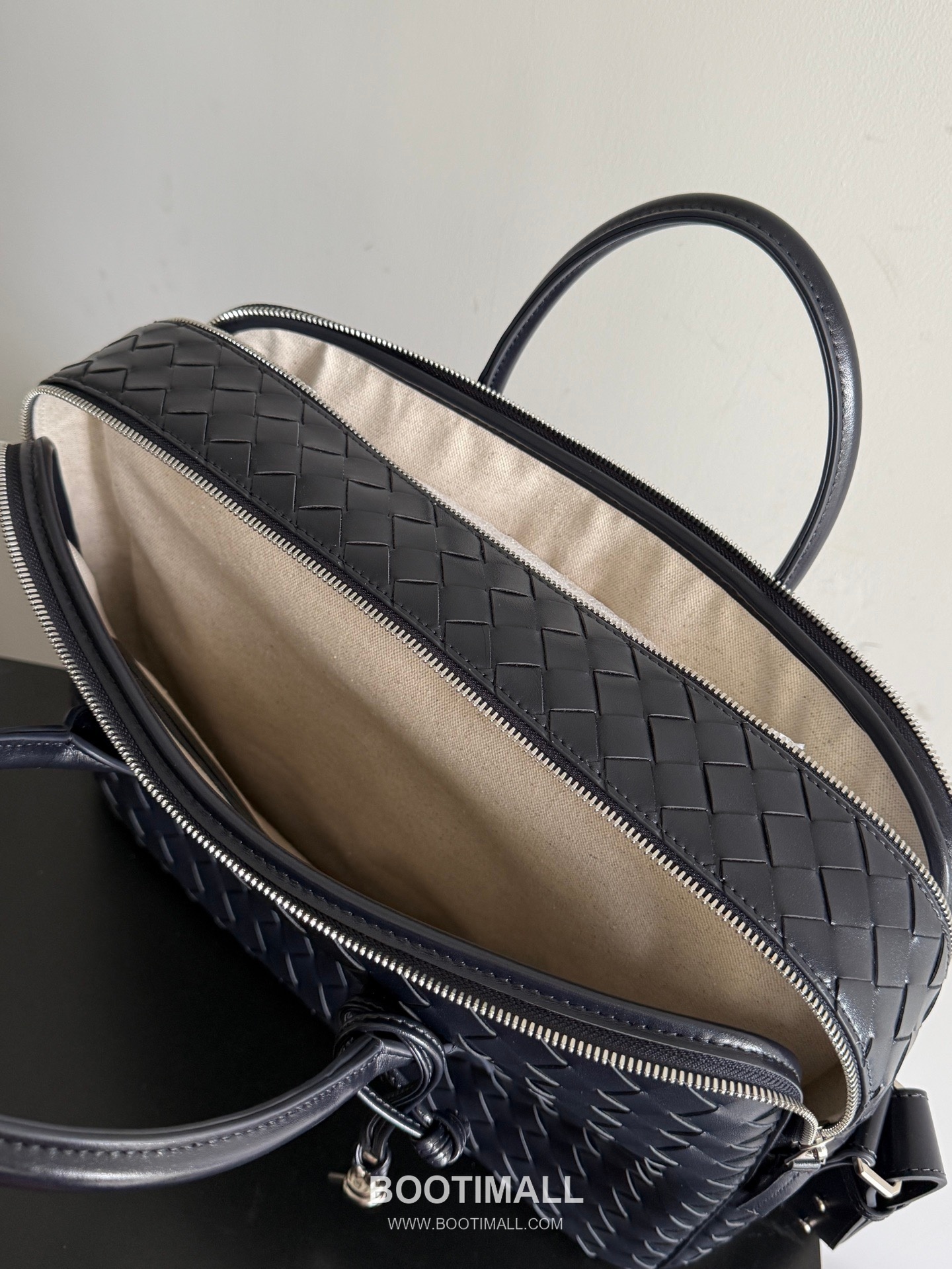 Bottega Veneta GetAway Calfskin Leather Black Dual Compartment Top Handle Crossbody Briefcase Bag 보테가베네타 겟어웨이 카프스킨 레더 블랙 더블 컴파트먼트 탑핸들 크로스바디 브리프케이스백 20191980 39cm 6