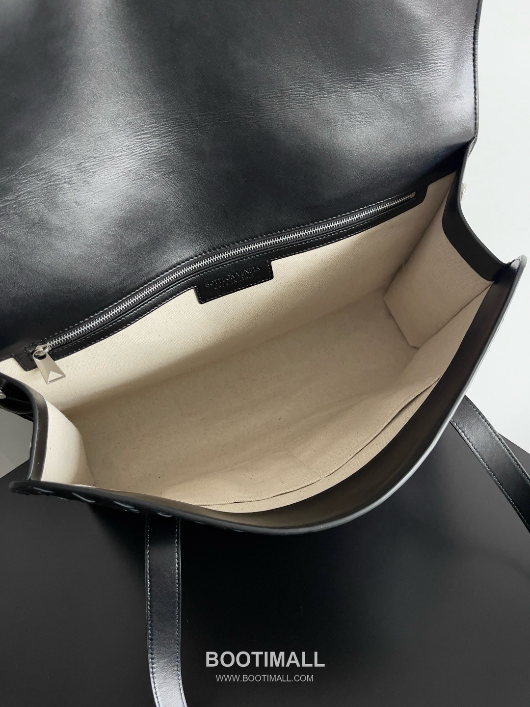 Bottega Veneta Intrecciato Calfskin Leather Black Portfolio Briefcase Bag 보테가베네타 인트레치아토 카프스킨 레더 블랙 포트폴리오 브리프케이스백 20191880 41cm 15