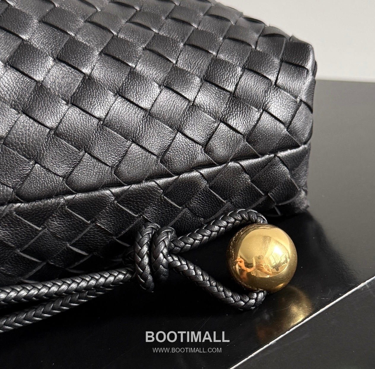 Bottega Veneta Dustbag Intrecciato Calfskin Leather Black Drawstring Pouch Bag 보테가베네타 더스트백 인트레치아토 카프스킨 레더 블랙 드로스트링 파우치백 20128019 29cm 3