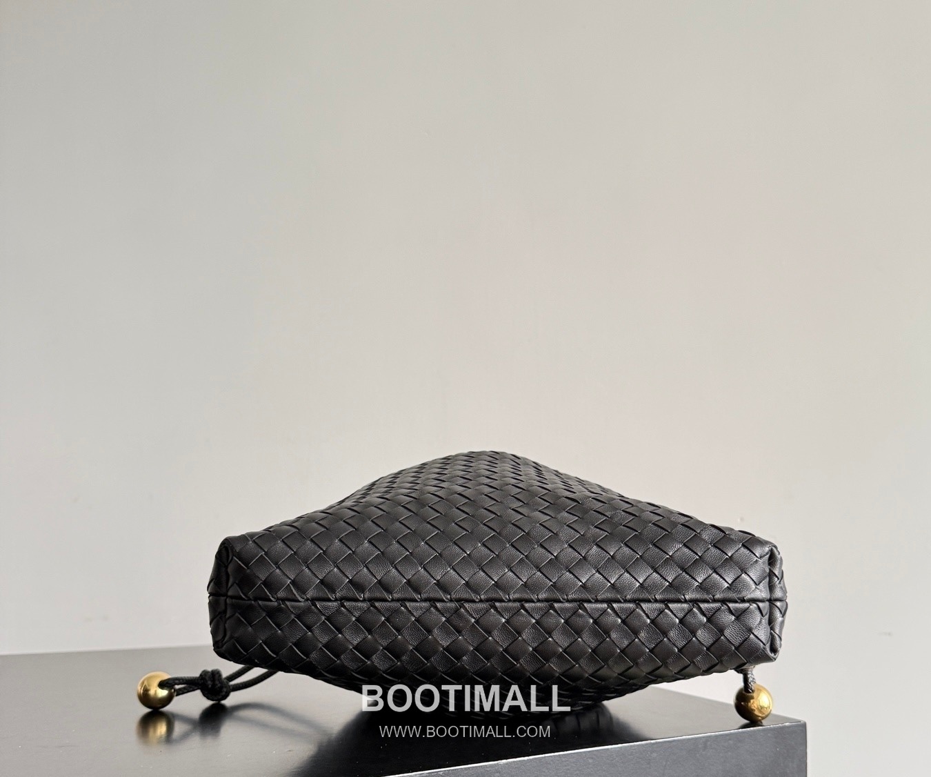 Bottega Veneta Dustbag Intrecciato Calfskin Leather Black Drawstring Pouch Bag 보테가베네타 더스트백 인트레치아토 카프스킨 레더 블랙 드로스트링 파우치백 20128019 29cm 4