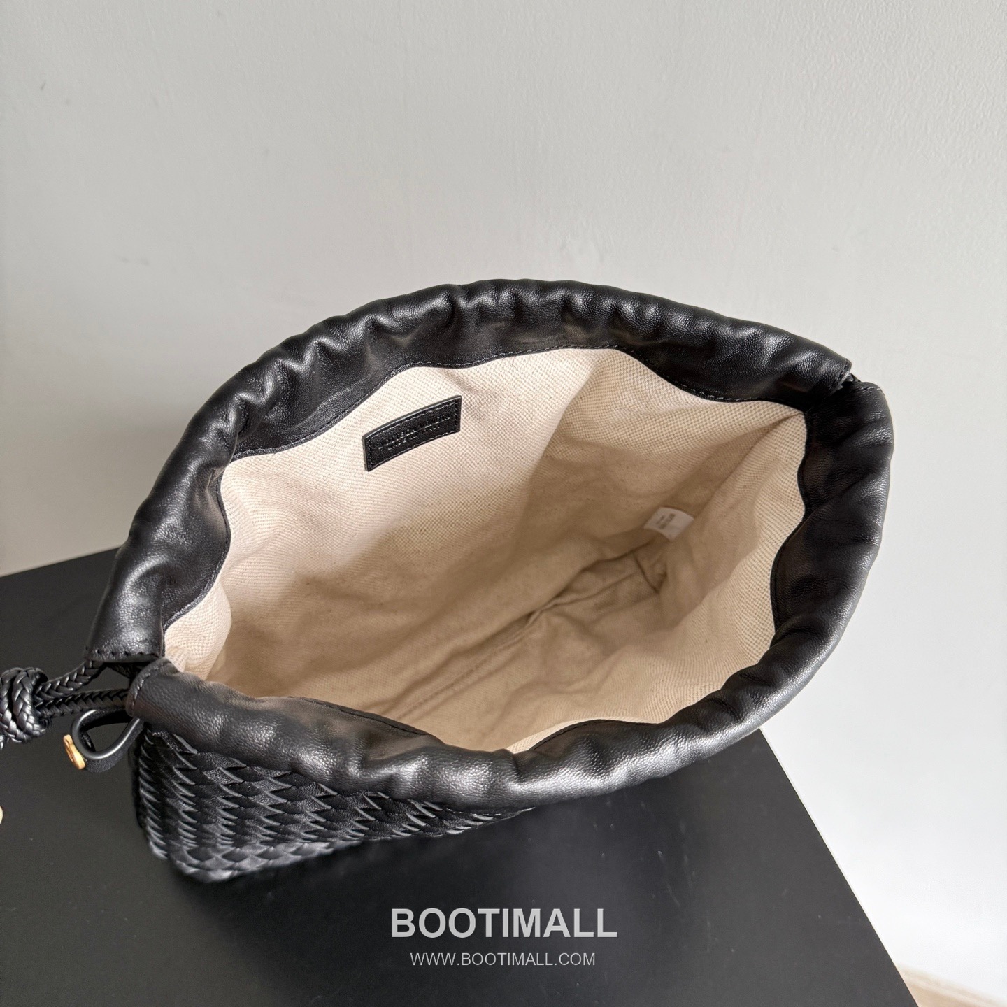 Bottega Veneta Dustbag Intrecciato Calfskin Leather Black Drawstring Pouch Bag 보테가베네타 더스트백 인트레치아토 카프스킨 레더 블랙 드로스트링 파우치백 20128019 29cm 9