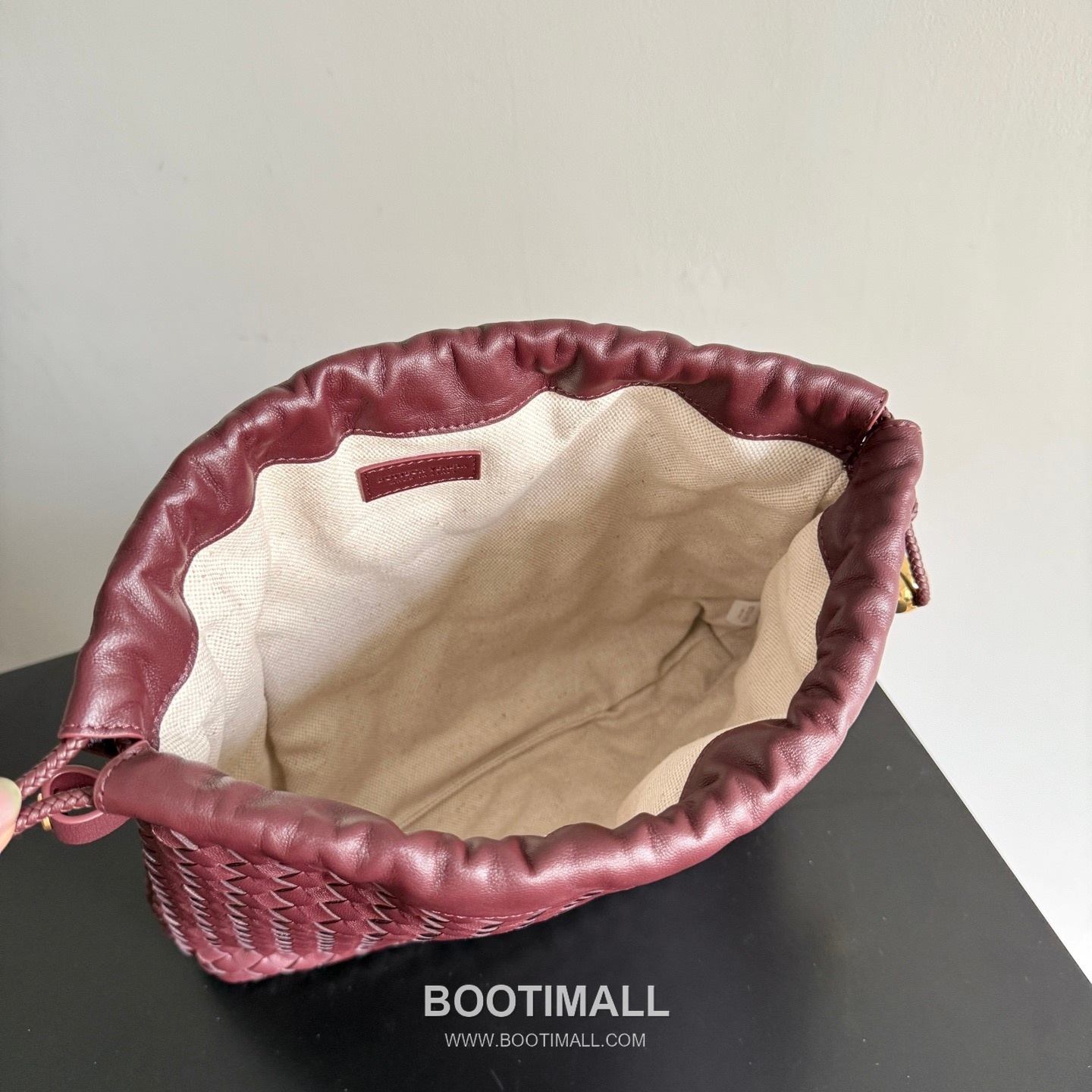 Bottega Veneta Dustbag Intrecciato Calfskin Leather Black Drawstring Pouch Bag 보테가베네타 더스트백 인트레치아토 카프스킨 레더 블랙 드로스트링 파우치백 20128019 29cm 9