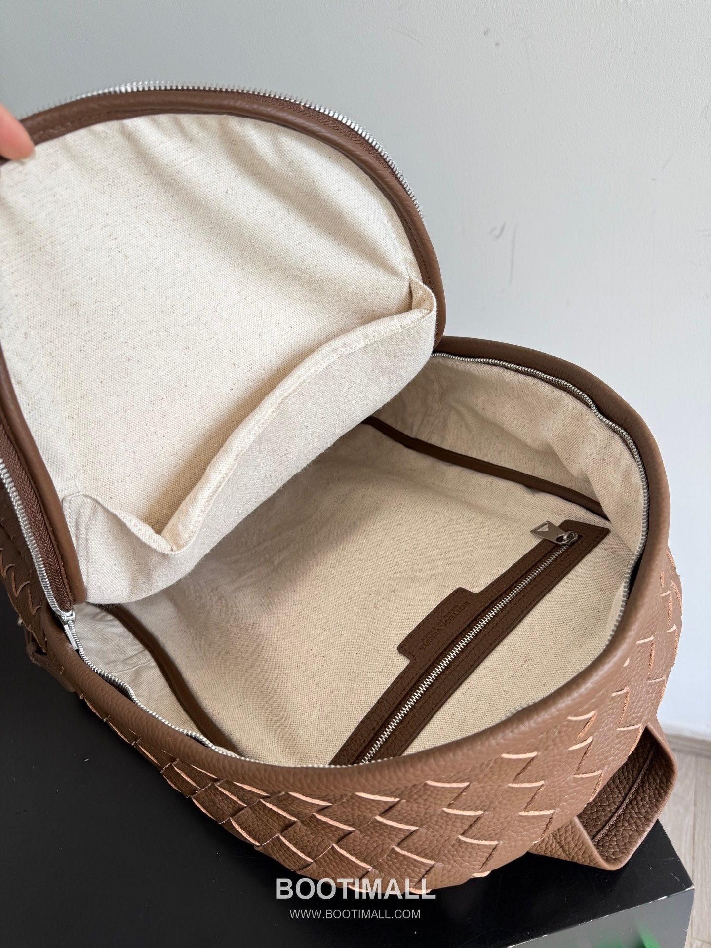 Bottega Veneta Calfskin Leather Black Wide Strap Backpack 보테가베네타 카프스킨 레더 블랙 와이드 스트랩 백팩 20192000 46.5cm 9