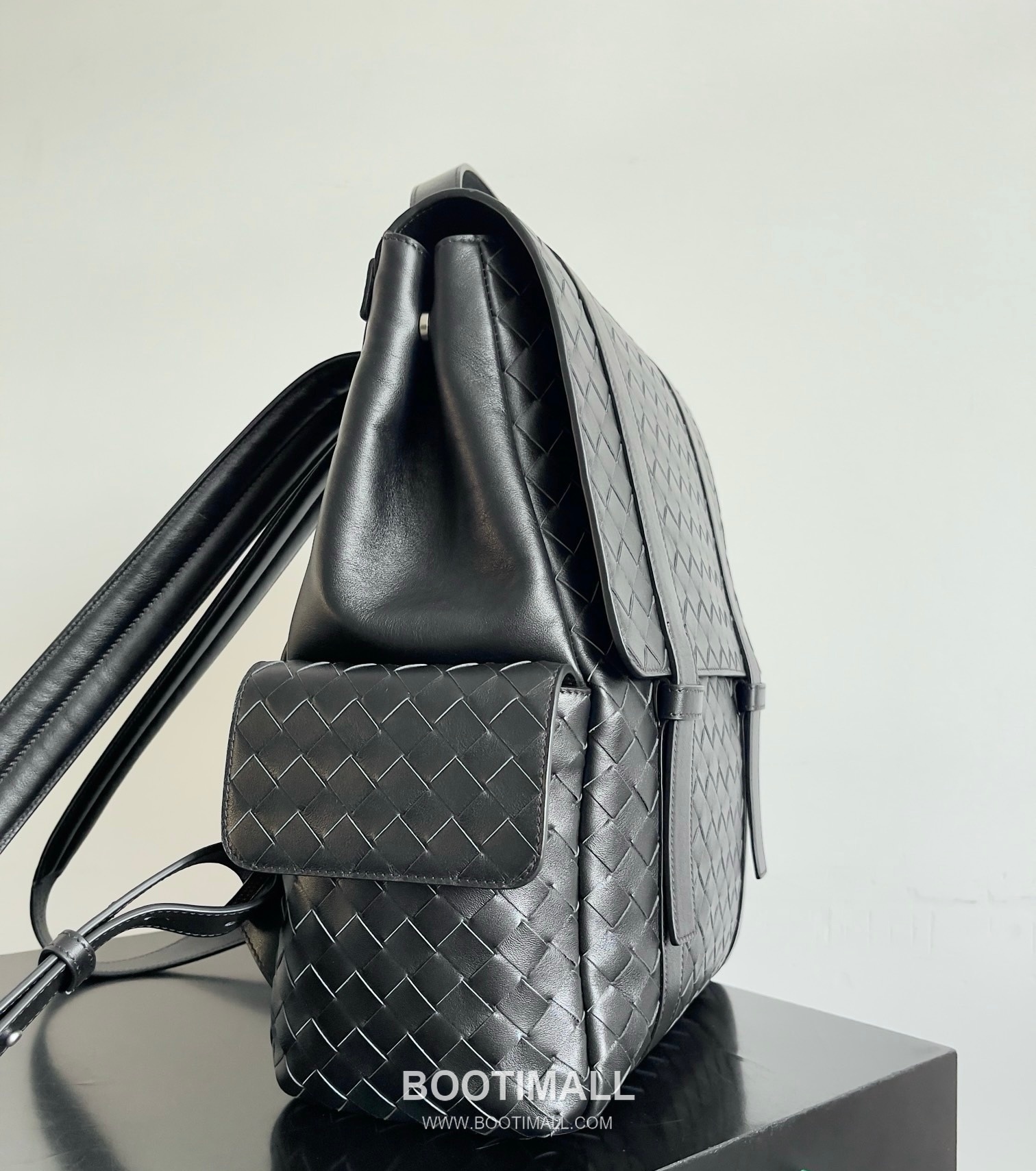 Bottega Veneta Back To School Calfskin Leather Black Flap Pocket Backpack 보테가베네타 백투스쿨 카프스킨 레더 블랙 플랩 포켓 백팩 20192180 39cm 8
