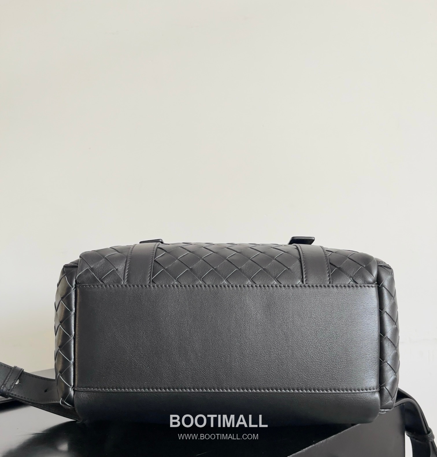 Bottega Veneta Back To School Calfskin Leather Black Flap Pocket Backpack 보테가베네타 백투스쿨 카프스킨 레더 블랙 플랩 포켓 백팩 20192180 39cm 9