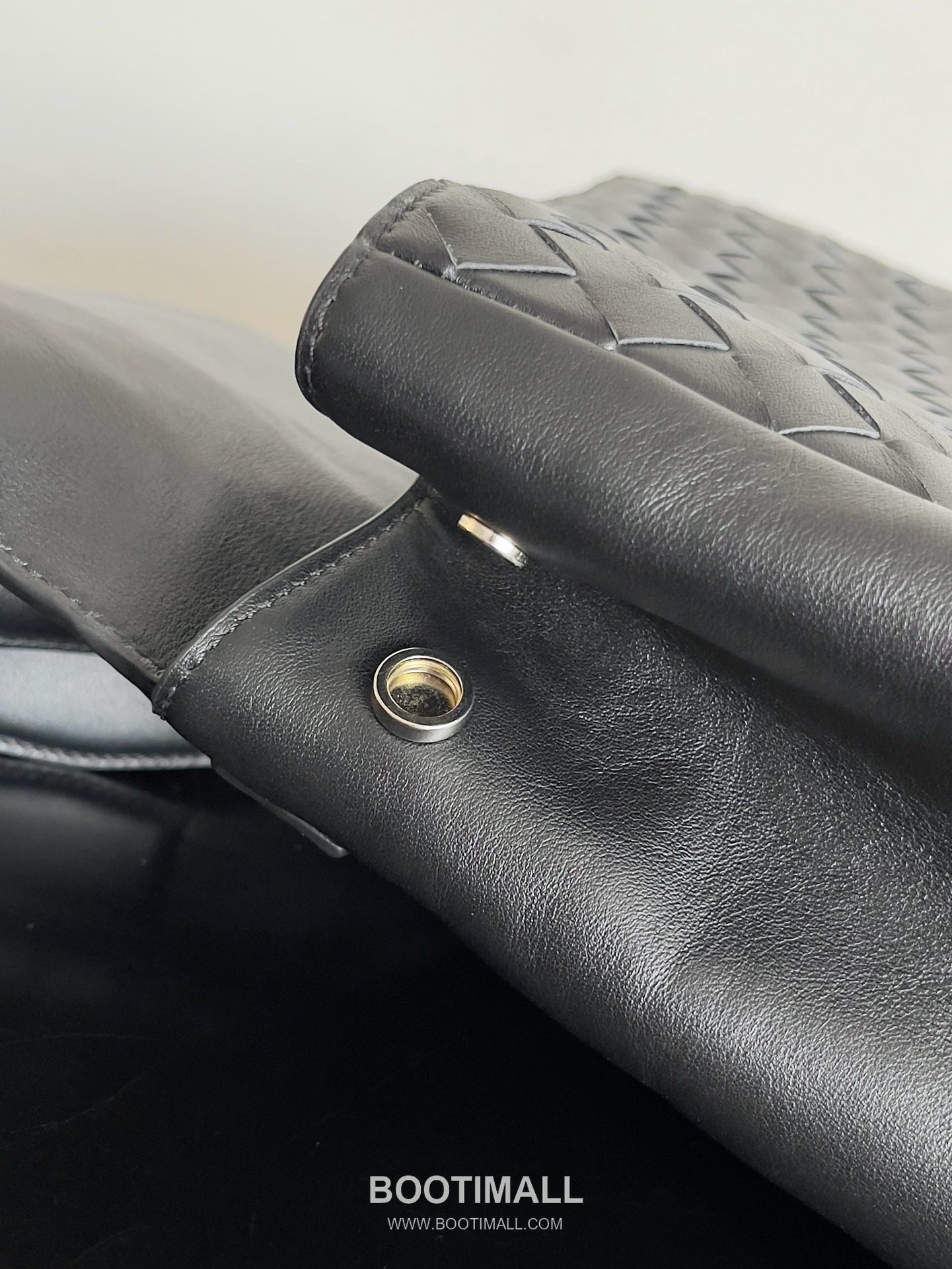 Bottega Veneta Back To School Calfskin Leather Black Flap Pocket Backpack 보테가베네타 백투스쿨 카프스킨 레더 블랙 플랩 포켓 백팩 20192180 39cm 11